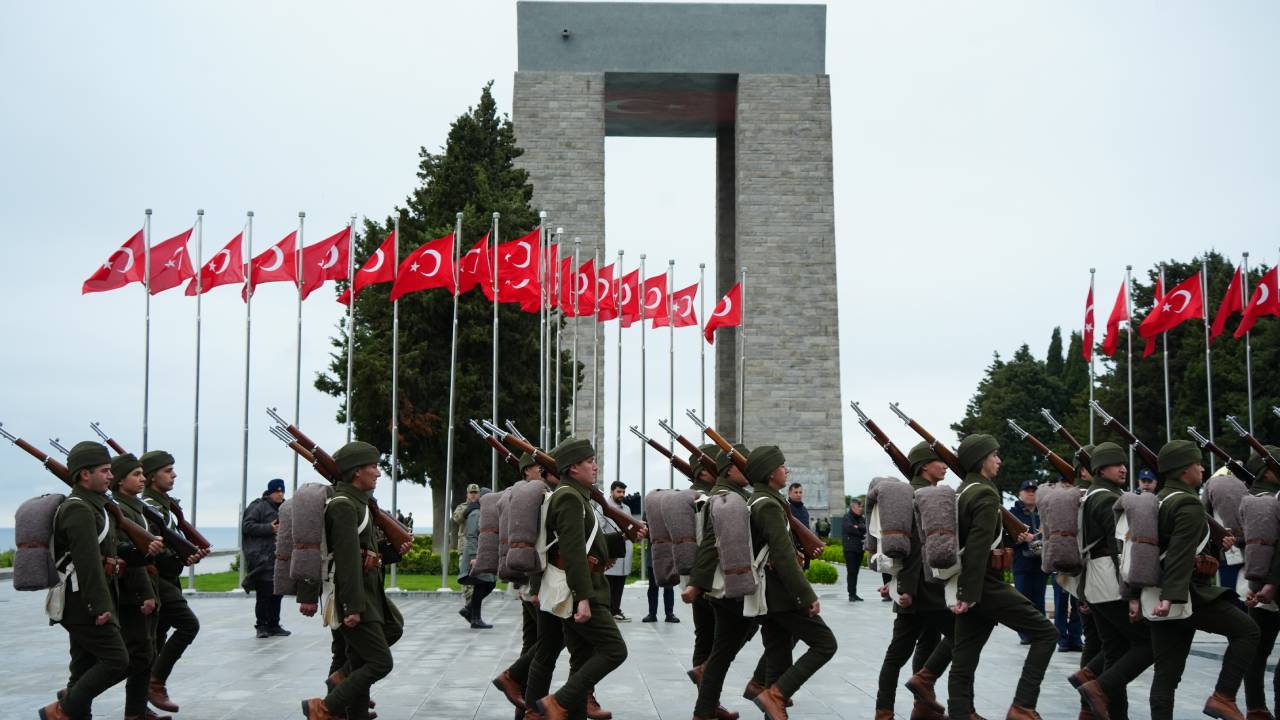 Çanakkale Kara Savaşları'nın 111. yıl dönümü etkinlikleri için Şehitler Abidesi'nde ilk provalar yapıldı. 57. Piyade Alayı'nın temsili geçişi ve özel eğitim öğrencilerinin işaret diliyle İstiklal Marşı performansı törenlere damga vurdu.